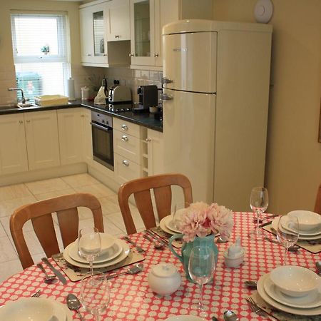 Luxury Townhouse -Free Private Parking- 2 Bedrooms Both En-Suite -Sleeps 5 - Fully Equipped Kitchen, Dining Room- Living Room With Tv Dvd Outside Courtyard With Seating - Fast Wi-Fi- 2-Minute Walk To Town Centre Cill Airne Exteriör bild