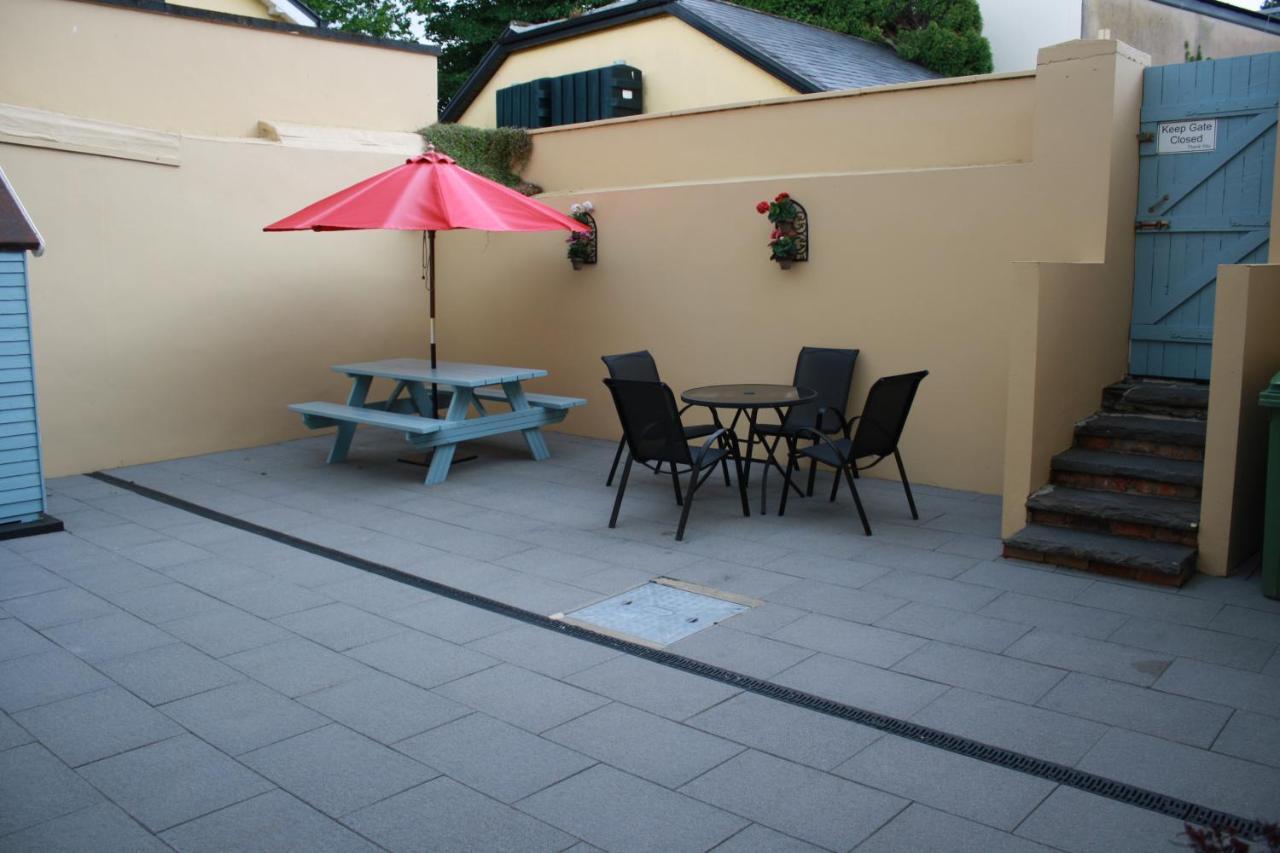 Luxury Townhouse -Free Private Parking- 2 Bedrooms Both En-Suite -Sleeps 5 - Fully Equipped Kitchen, Dining Room- Living Room With Tv Dvd Outside Courtyard With Seating - Fast Wi-Fi- 2-Minute Walk To Town Centre Cill Airne Exteriör bild