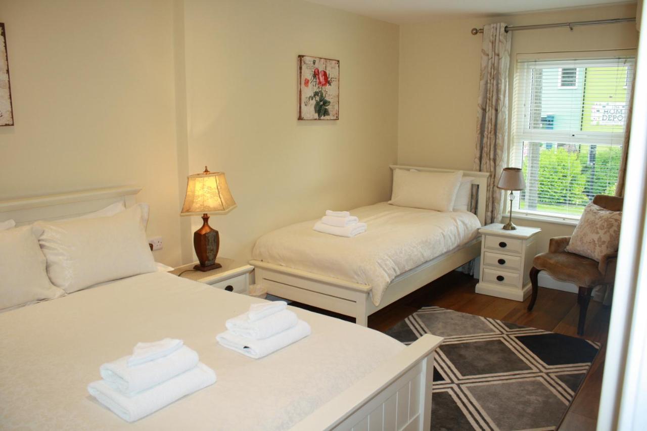 Luxury Townhouse -Free Private Parking- 2 Bedrooms Both En-Suite -Sleeps 5 - Fully Equipped Kitchen, Dining Room- Living Room With Tv Dvd Outside Courtyard With Seating - Fast Wi-Fi- 2-Minute Walk To Town Centre Cill Airne Exteriör bild
