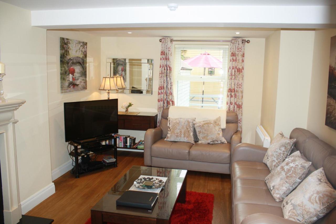 Luxury Townhouse -Free Private Parking- 2 Bedrooms Both En-Suite -Sleeps 5 - Fully Equipped Kitchen, Dining Room- Living Room With Tv Dvd Outside Courtyard With Seating - Fast Wi-Fi- 2-Minute Walk To Town Centre Cill Airne Exteriör bild
