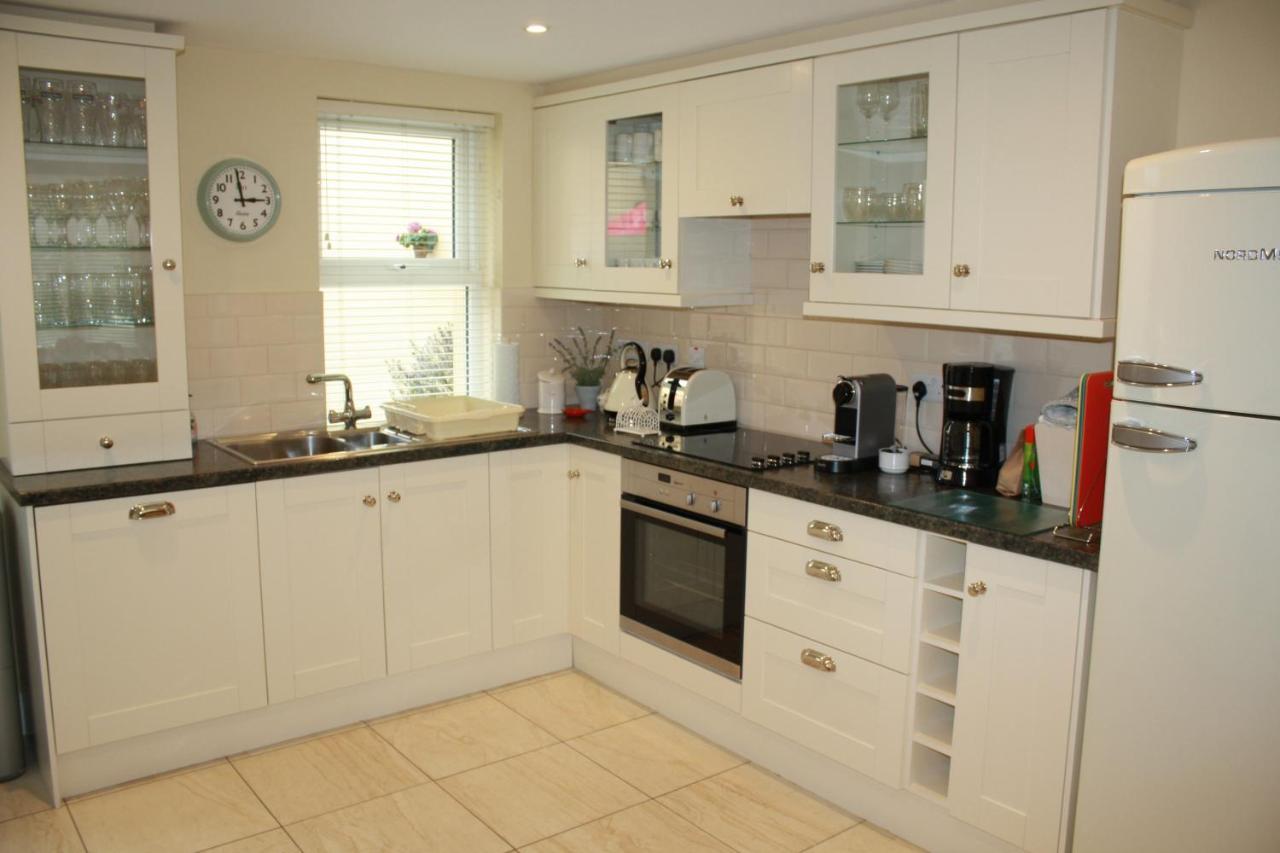 Luxury Townhouse -Free Private Parking- 2 Bedrooms Both En-Suite -Sleeps 5 - Fully Equipped Kitchen, Dining Room- Living Room With Tv Dvd Outside Courtyard With Seating - Fast Wi-Fi- 2-Minute Walk To Town Centre Cill Airne Exteriör bild