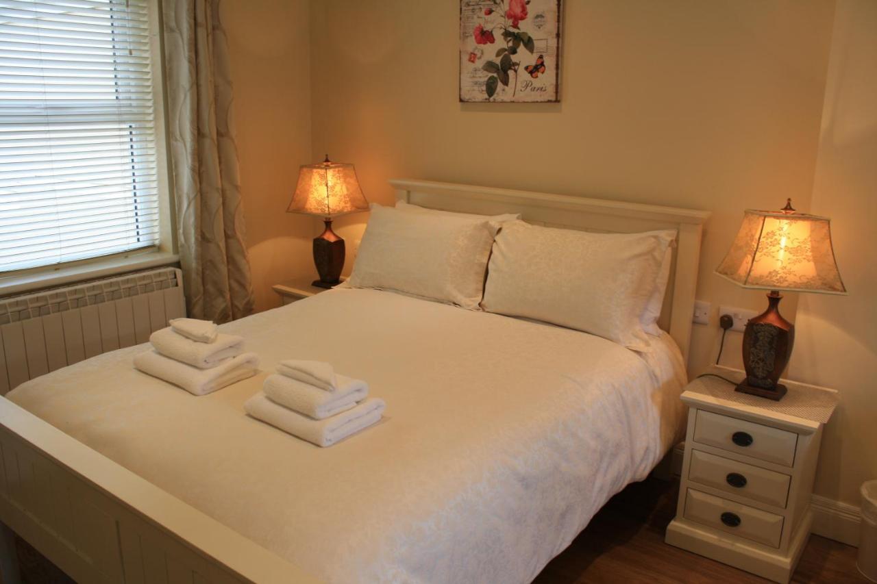 Luxury Townhouse -Free Private Parking- 2 Bedrooms Both En-Suite -Sleeps 5 - Fully Equipped Kitchen, Dining Room- Living Room With Tv Dvd Outside Courtyard With Seating - Fast Wi-Fi- 2-Minute Walk To Town Centre Cill Airne Exteriör bild