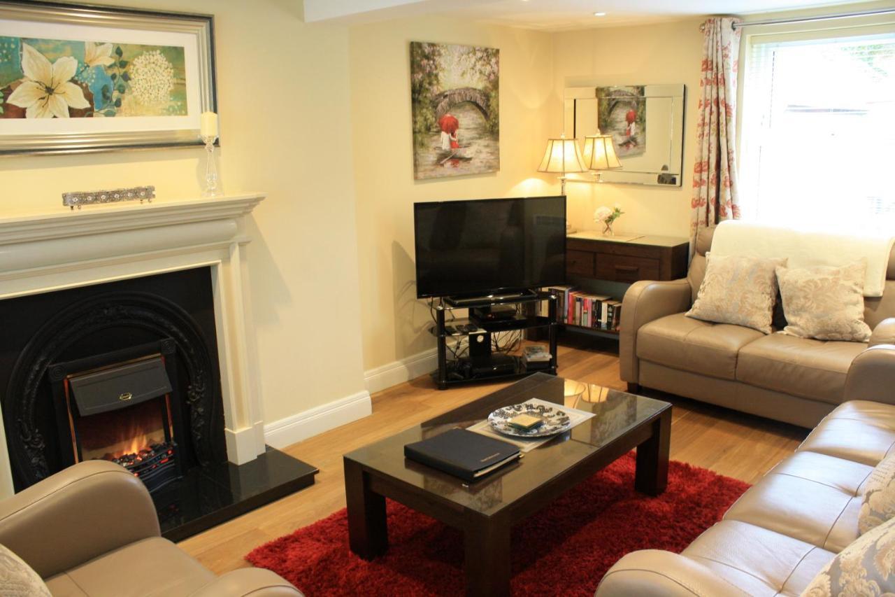 Luxury Townhouse -Free Private Parking- 2 Bedrooms Both En-Suite -Sleeps 5 - Fully Equipped Kitchen, Dining Room- Living Room With Tv Dvd Outside Courtyard With Seating - Fast Wi-Fi- 2-Minute Walk To Town Centre Cill Airne Exteriör bild