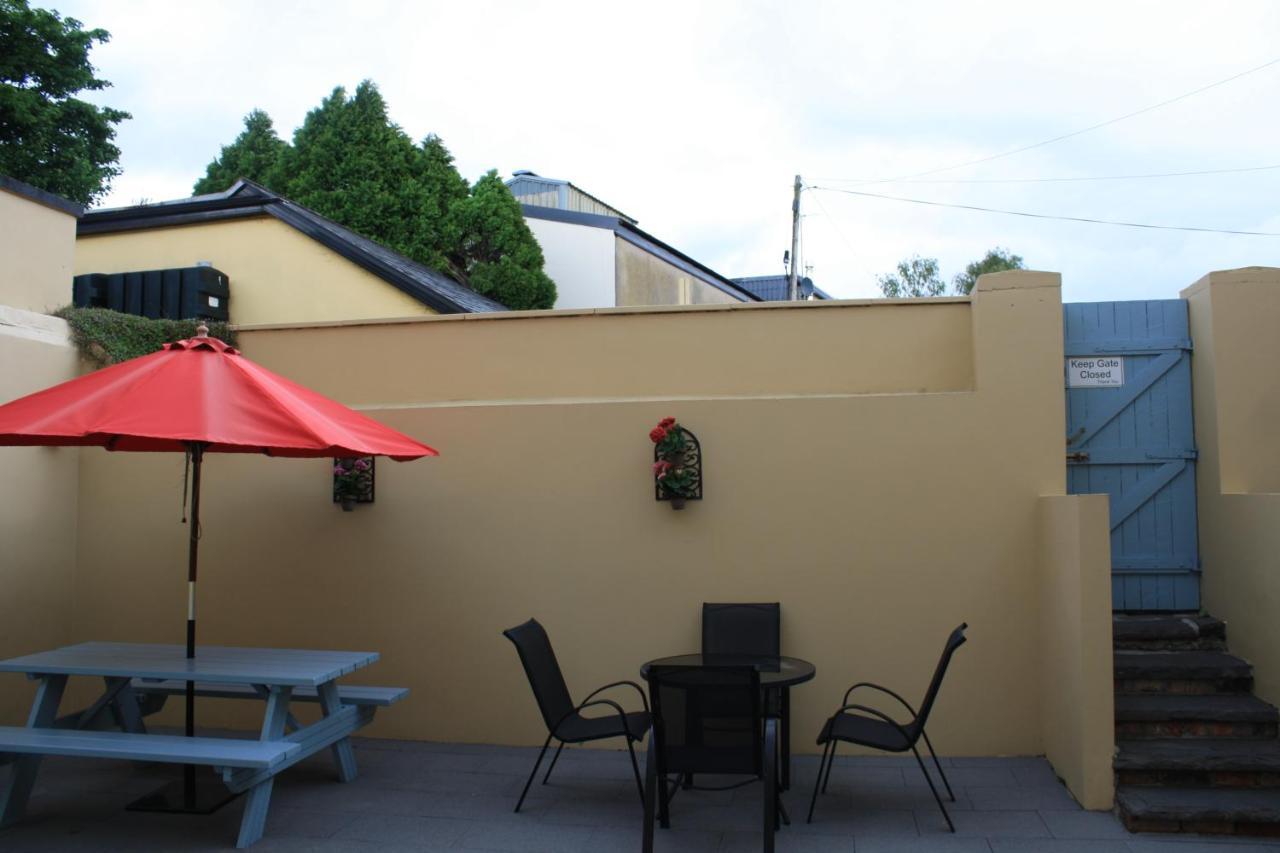 Luxury Townhouse -Free Private Parking- 2 Bedrooms Both En-Suite -Sleeps 5 - Fully Equipped Kitchen, Dining Room- Living Room With Tv Dvd Outside Courtyard With Seating - Fast Wi-Fi- 2-Minute Walk To Town Centre Cill Airne Exteriör bild
