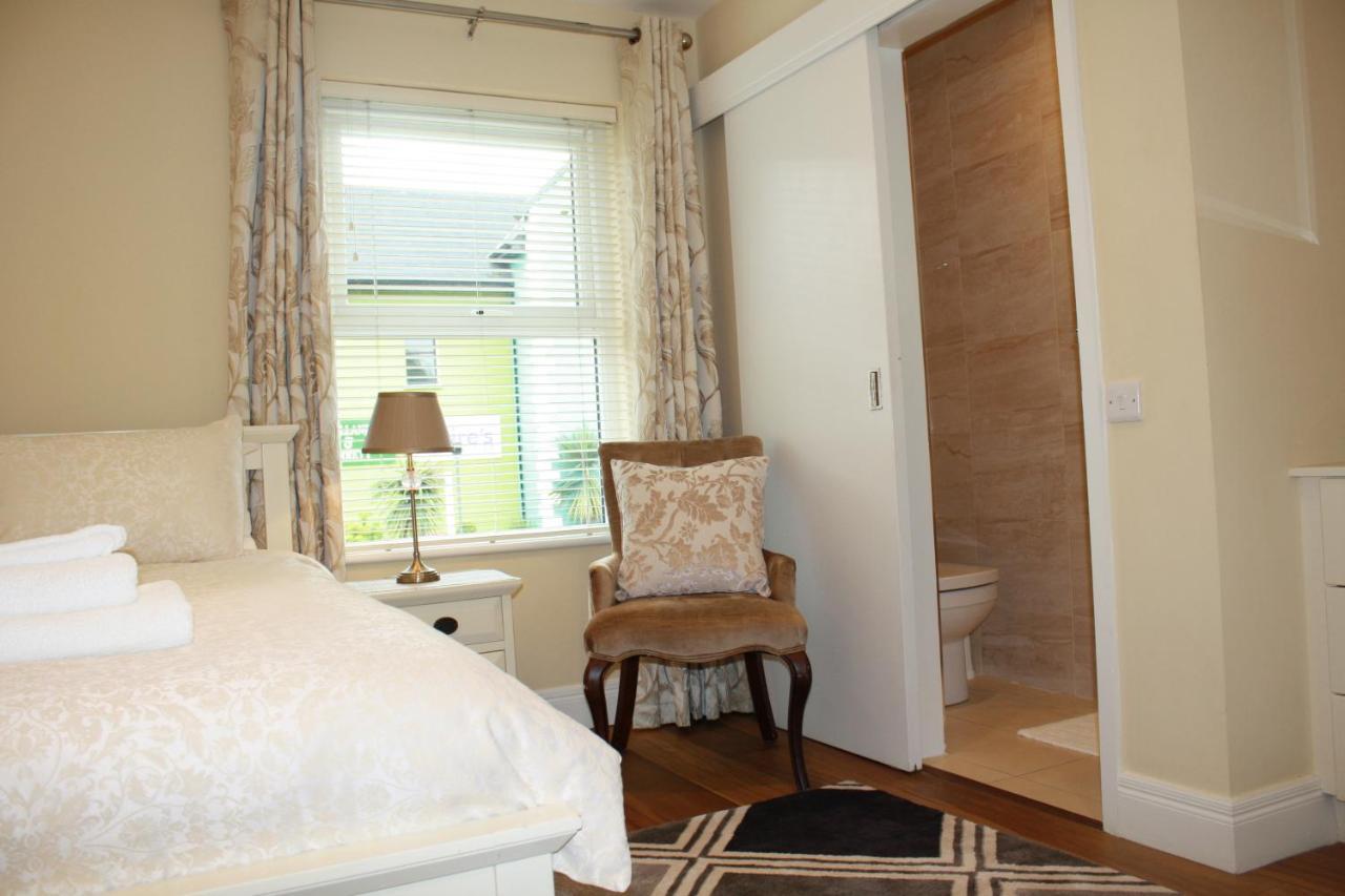 Luxury Townhouse -Free Private Parking- 2 Bedrooms Both En-Suite -Sleeps 5 - Fully Equipped Kitchen, Dining Room- Living Room With Tv Dvd Outside Courtyard With Seating - Fast Wi-Fi- 2-Minute Walk To Town Centre Cill Airne Exteriör bild