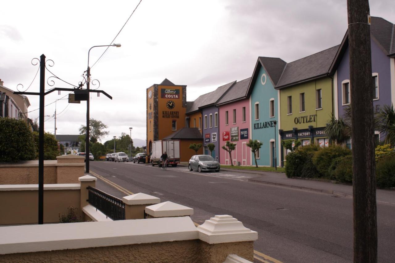 Luxury Townhouse -Free Private Parking- 2 Bedrooms Both En-Suite -Sleeps 5 - Fully Equipped Kitchen, Dining Room- Living Room With Tv Dvd Outside Courtyard With Seating - Fast Wi-Fi- 2-Minute Walk To Town Centre Cill Airne Exteriör bild